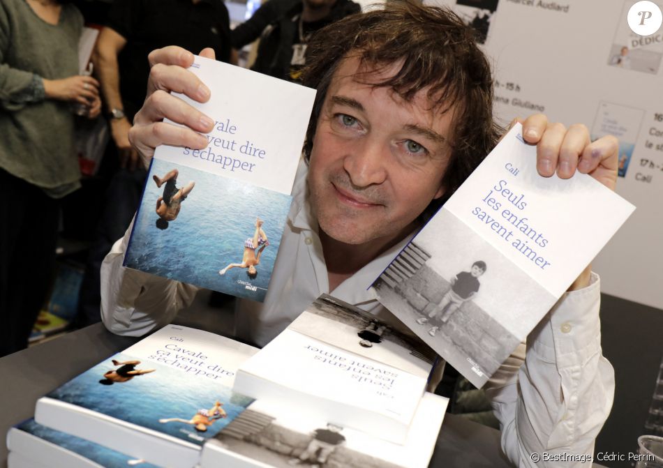 Le chanteur Cali - Salon du livre de Paris le 16 mars 2019. © Cédric Perrin/Bestimage