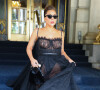 Lady Gaga quitte l'hôtel Plaza à New York, vêtue d'une robe Alexander McQueen (collection printemps-été).