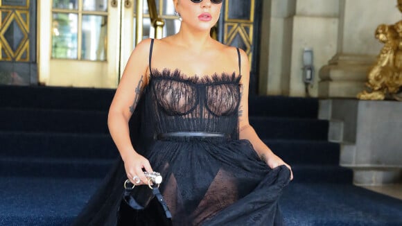 Lady Gaga : Sublime en robe transparente, la chanteuse improvise un défilé de mode