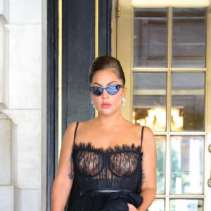 Lady Gaga quitte l'hôtel Plaza à New York, vêtue d'une robe Alexander McQueen (collection printemps-été 2021). Le 29 juin 2021.