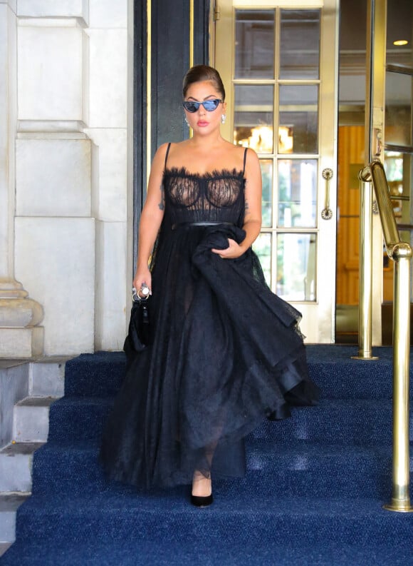 Lady Gaga quitte l'hôtel Plaza à New York, vêtue d'une robe Alexander McQueen (collection printemps-été 2021). Le 29 juin 2021.