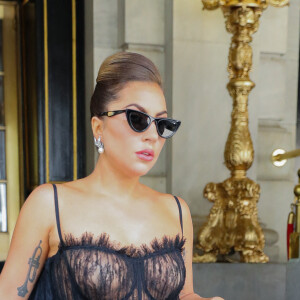 Lady Gaga quitte l'hôtel Plaza à New York, vêtue d'une robe Alexander McQueen (collection printemps-été 2021). Le 29 juin 2021.