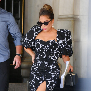 Lady Gaga quitte l'hôtel Plaza à New York, vêtue d'une robe Giuseppe di Morabito. Le 30 juin 2021.