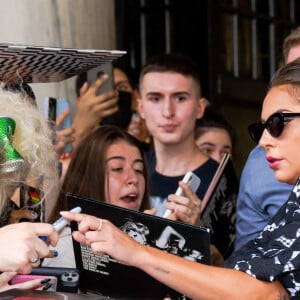 Lady Gaga quitte l'hôtel Plaza à New York, vêtue d'une robe Giuseppe di Morabito. Le 30 juin 2021.