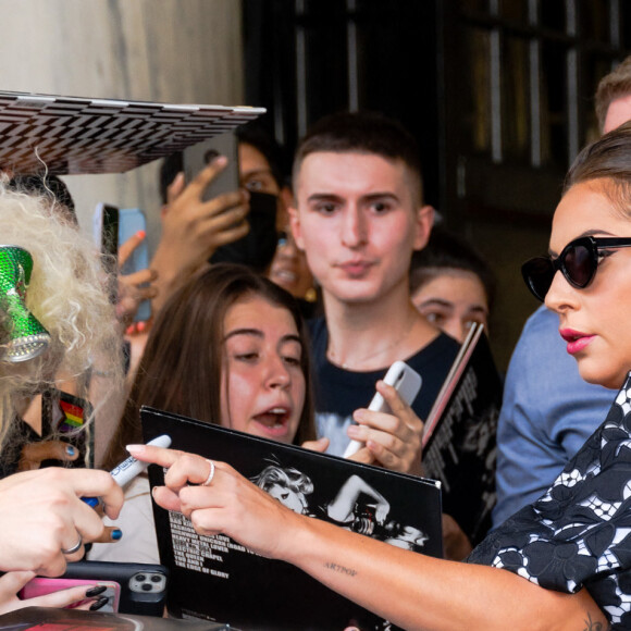 Lady Gaga quitte l'hôtel Plaza à New York, vêtue d'une robe Giuseppe di Morabito. Le 30 juin 2021.