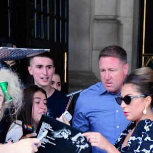 Lady Gaga quitte l'hôtel Plaza à New York, vêtue d'une robe Giuseppe di Morabito. Le 30 juin 2021.