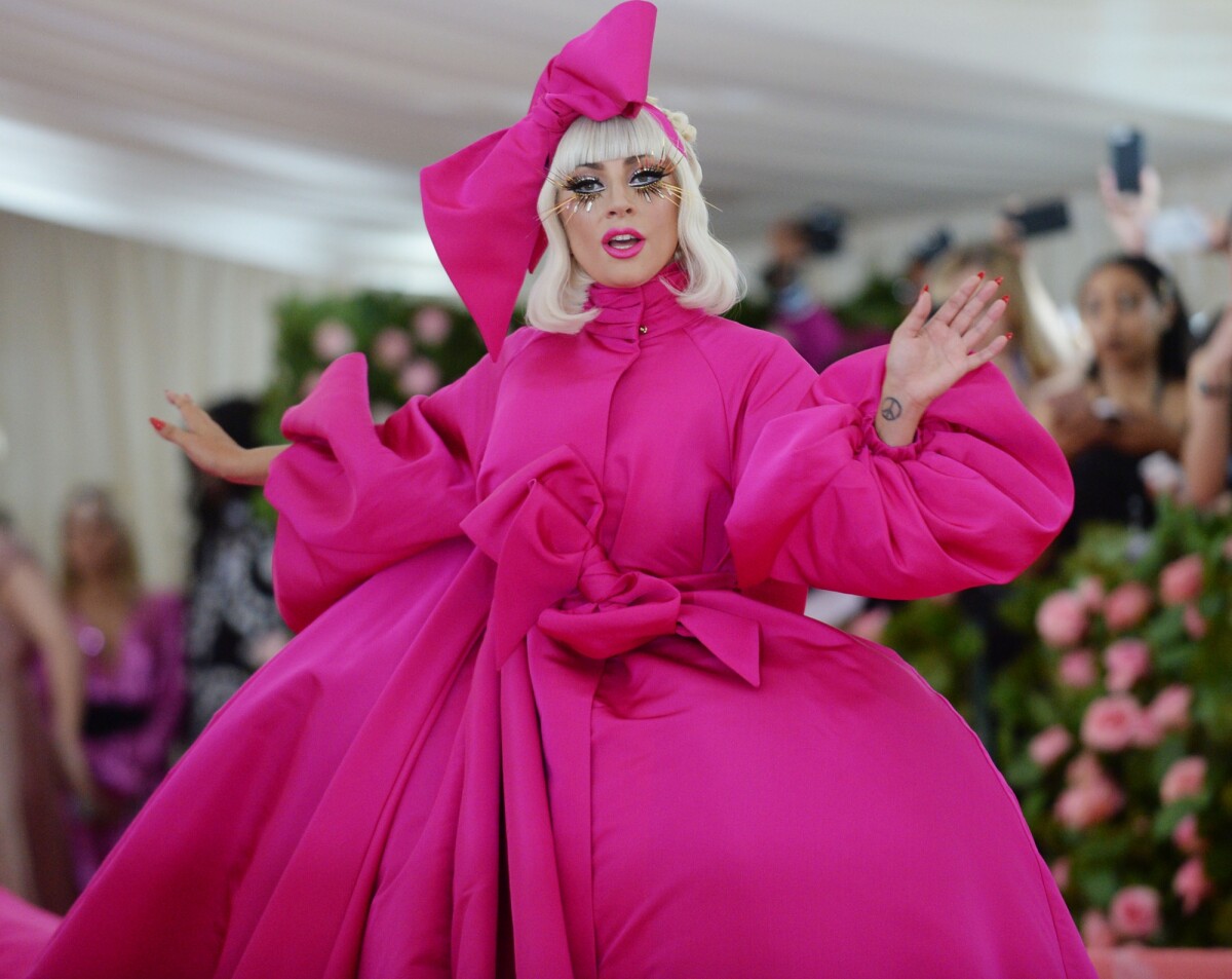 Photo : Lady Gaga fait un striptease lors de son arrivée à la 71e édition  du MET Gala sur le thème 