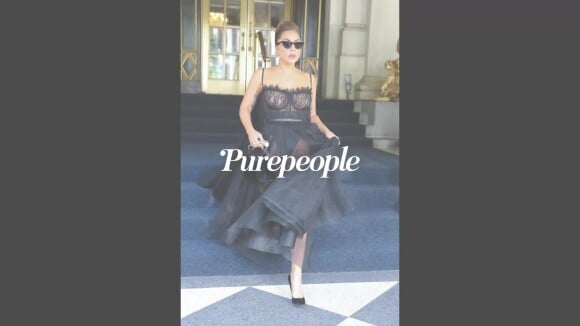 Lady Gaga : Sublime en robe transparente, la chanteuse improvise un défilé de mode