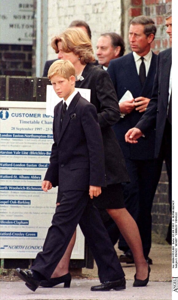 Le prince Harry, Jane Fellowes et le prince Charles à Londres le jour des funérailles de Diana, en 1997.