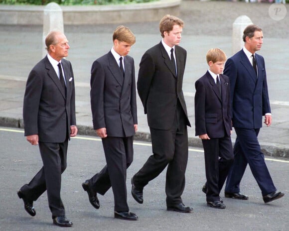 Le prince Philip, le prince William, Charles Spencer, le prince Harry et le prince Charles - Obsèques de Diana à Londres en 1997.