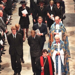 Charles Spencer, les princes William et Harry, le prince Charles, les soeurs de Diana - Obsèques de Lady Di à Londres, à Westminster, en 1997. 