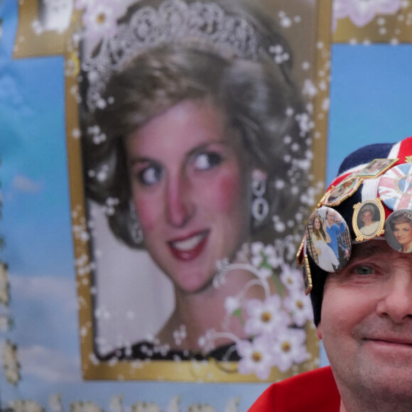 Les fans dans les jardins du palais de Kensington, au jour où Diana aurait eu 60 ans, en attendant l'inauguration de sa statue par William et Harry. Le 1er juillet 2021