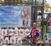 Les fans dans les jardins du palais de Kensington, au jour où Diana aurait eu 60 ans, en attendant l'inauguration de sa statue par William et Harry. Le 1er juillet 2021