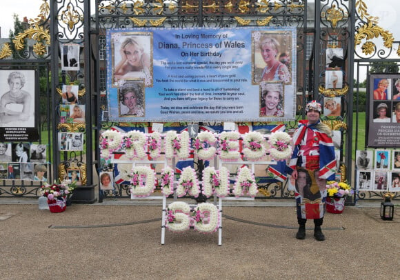Les fans dans les jardins du palais de Kensington, au jour où Diana aurait eu 60 ans, en attendant l'inauguration de sa statue par William et Harry. Le 1er juillet 2021