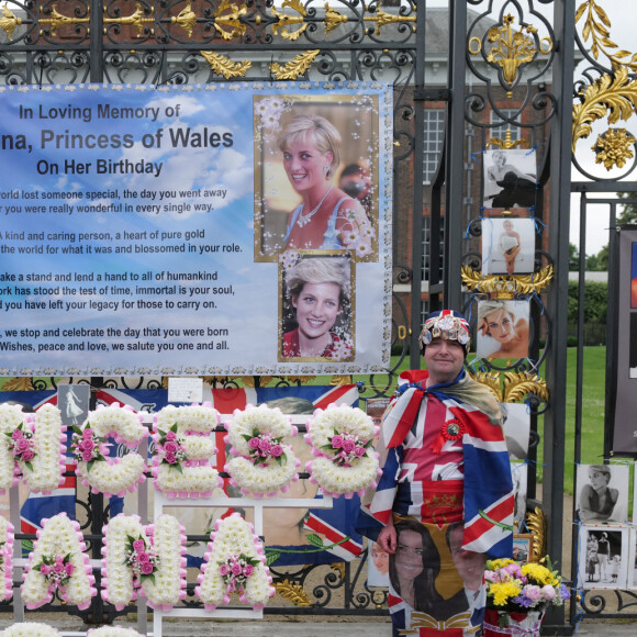 Les fans dans les jardins du palais de Kensington, au jour où Diana aurait eu 60 ans, en attendant l'inauguration de sa statue par William et Harry. Le 1er juillet 2021