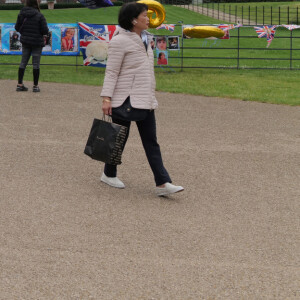 Les fans dans les jardins du palais de Kensington, au jour où Diana aurait eu 60 ans, en attendant l'inauguration de sa statue par William et Harry. Le 1er juillet 2021