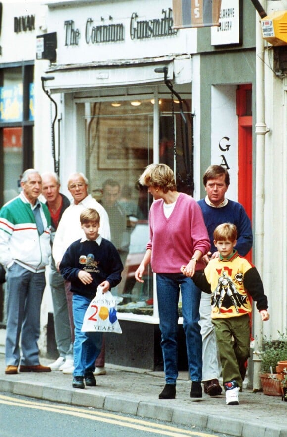 Diana avec ses fils William et Harry en 1997.