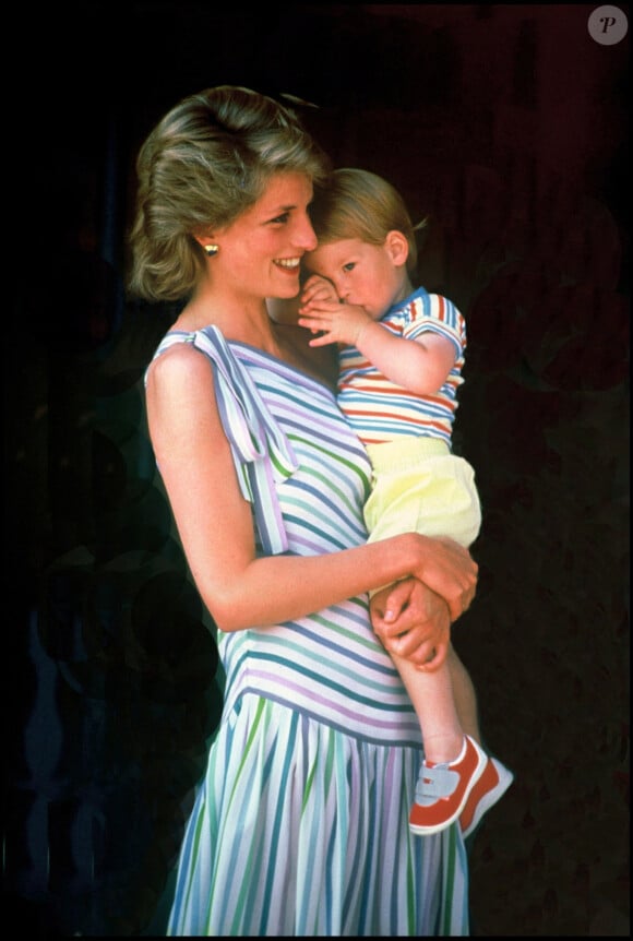 Diana et son fils Harry à Majorque en 1986.