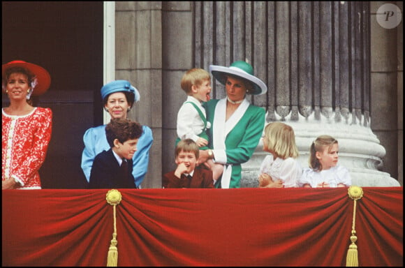 Diana au balcon de Buckingham avec ses fils William et Harry en 1988.