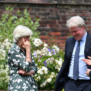 Le prince William, duc de Cambridge, et son frère Le prince Harry, duc de Sussex, se retrouvent à l'inauguration de la statue de leur mère, la princesse Diana dans les jardins de Kensington Palace à Londres, le 1er juillet 2021.