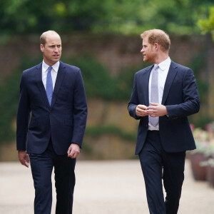 Le prince William, duc de Cambridge, et son frère Le prince Harry, duc de Sussex, se retrouvent à l'inauguration de la statue de leur mère, la princesse Diana dans les jardins de Kensington Palace à Londres.