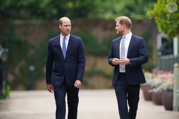 Le prince William, duc de Cambridge, et son frère Le prince Harry, duc de Sussex, se retrouvent à l'inauguration de la statue de leur mère, la princesse Diana dans les jardins de Kensington Palace à Londres.