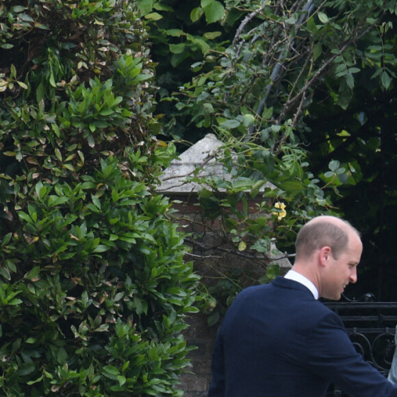 Le prince William, duc de Cambridge, et son frère Le prince Harry, duc de Sussex, se retrouvent à l'inauguration de la statue de leur mère, la princesse Diana dans les jardins de Kensington Palace à Londres, le 1er juillet 2021.