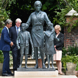 Le prince William, duc de Cambridge, et son frère Le prince Harry, duc de Sussex, se retrouvent à l'inauguration de la statue de leur mère, la princesse Diana dans les jardins de Kensington Palace à Londres, le 1er juillet 2021.