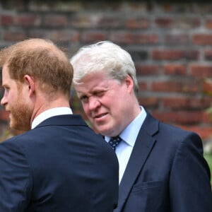 Le prince William, duc de Cambridge, et son frère Le prince Harry, duc de Sussex, se retrouvent à l'inauguration de la statue de leur mère, la princesse Diana dans les jardins de Kensington Palace à Londres, le 1er juillet 2021.