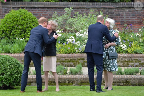 Le prince William, duc de Cambridge, et son frère Le prince Harry, duc de Sussex qui saluent leurs tantes Lady Sarah McCorquodale (à gauche) and Lady Jane Fellowes (droite),  à Londres, le 1er juillet 2021.