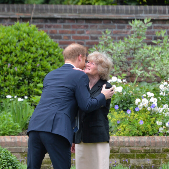 Le prince William, duc de Cambridge, et son frère Le prince Harry, duc de Sussex qui saluent leurs tantes Lady Sarah McCorquodale (à gauche) and Lady Jane Fellowes (droite),  à Londres, le 1er juillet 2021.