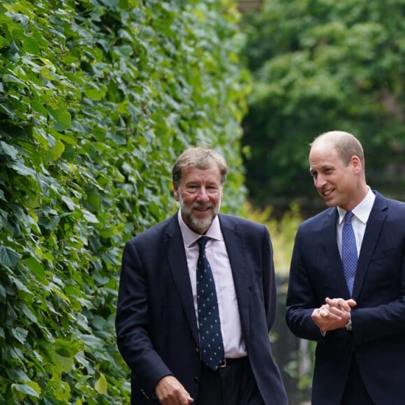 Le prince William, duc de Cambridge, et son frère Le prince Harry, duc de Sussex, aux côtés de Rupert Gavinà (gauche) et Jamie Lowther-Pinkerton (droite) dans les jardins de Kensington Palace à Londres, le 1er juillet 2021.