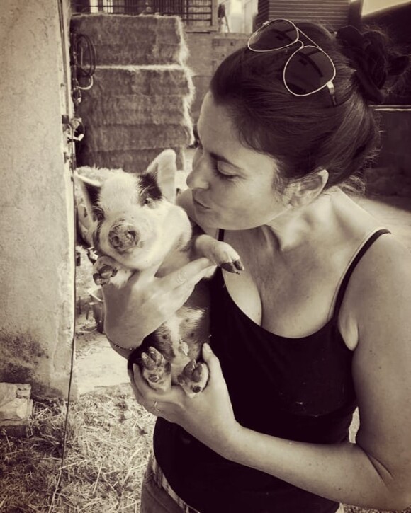 Aurélia de "L'amour est dans le pré" avec un cochon, le 14 septembre 2020