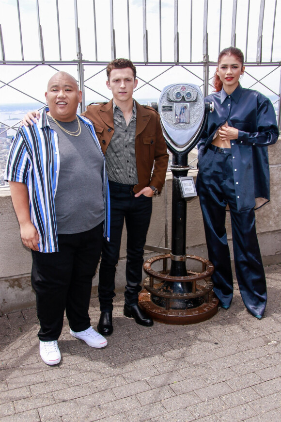 Jacob Batalon, Tom Holland et Zendaya - Les acteurs du film "Spider-Man: Far From Home" lors de la cérémonie d'illumination de l'Empire State Building à New York, le 24 juin 2019.