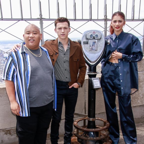 Jacob Batalon, Tom Holland et Zendaya - Les acteurs du film "Spider-Man: Far From Home" lors de la cérémonie d'illumination de l'Empire State Building à New York, le 24 juin 2019.