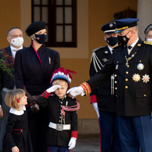 La princesse Charlène de Monaco, la princesse Gabriella de Monaco, comtesse de Carladès, le prince Jacques de Monaco, marquis des Baux, le prince Albert II de Monaco, la princesse Caroline de Hanovre - La famille princière assiste à une cérémonie de remise de médaille dans la cours du Palais de Monaco lors de la Fête Nationale 2020 de la principauté de Monaco le 19 novembre 2020. © David Nivière / Pool / Bestimage