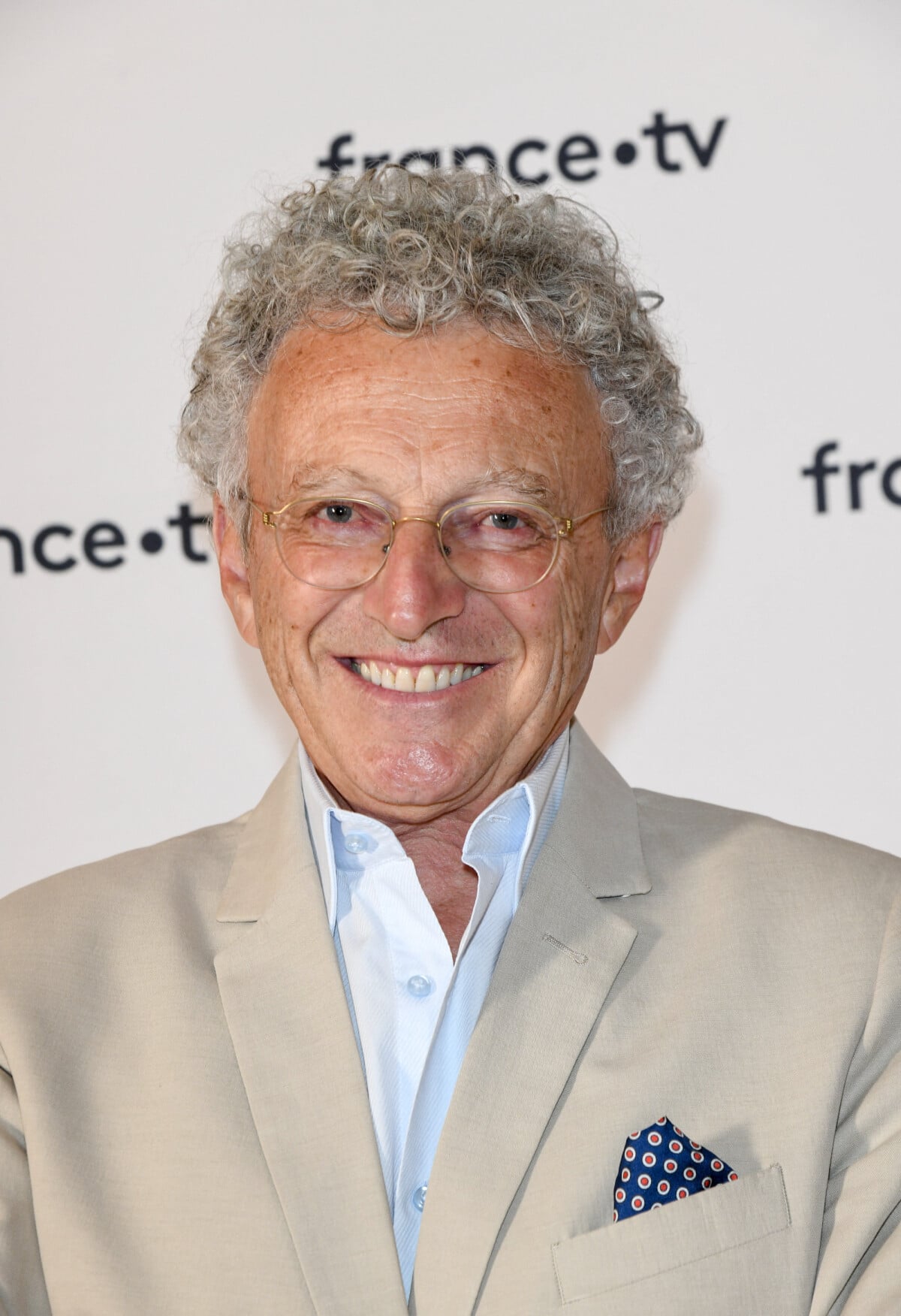 Photo Nelson Monfort au photocall de la conférence de presse de France 2 au théâtre Marigny à