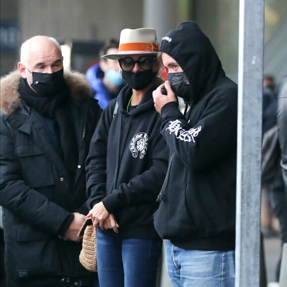 Laeticia Hallyday, ses filles Jade et Joy et son compagnon Jalil Lespert arrivent à Paris en provenance de Saint-Barthélemy, le 19 décembre 2020.
