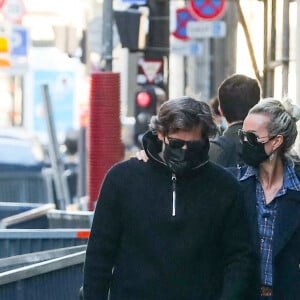 Laeticia Hallyday et son compagnon Jalil Lespert à la sortie du domicile de Jalil à Paris le 9 novembre 2020.