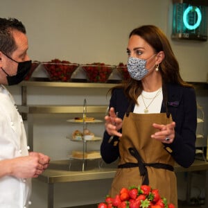 Kate Middleton aide le chef Adam Fargin dans les cuisines du All England Lawn Tennis and Croquet Club de Wimbledon à Londres. Le 2 juillet 2021.