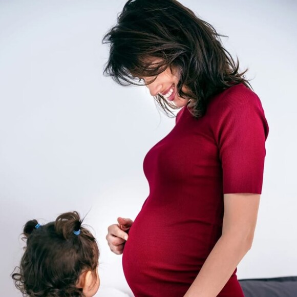 Laurie Cholewa, enceinte, chez elle à Paris. Instagram, avril 2020.