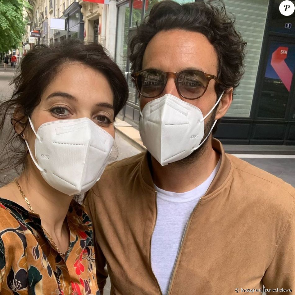 Laurie Cholewa, enceinte, chez elle à Paris. Instagram, avril 2020.