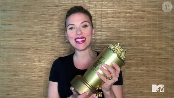 Scarlett Johansson piégée par son mari Colin Jost, il l'asperge de slim vert en plein discours pour les MTV Movie & TV Awards.