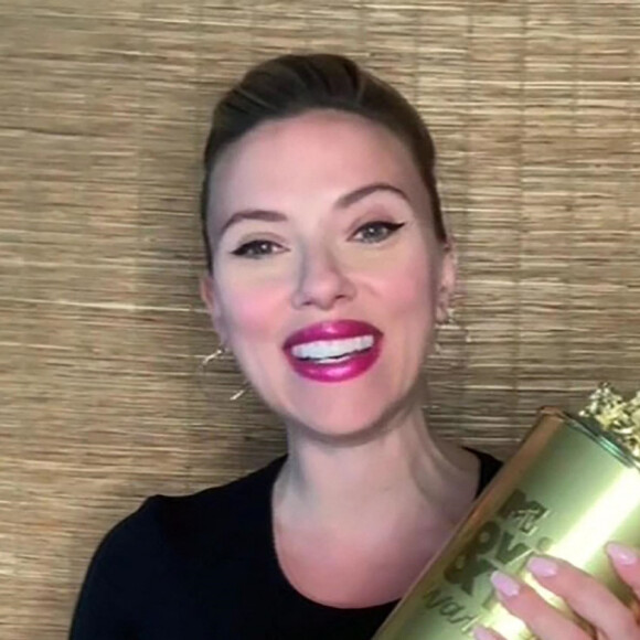 Scarlett Johansson piégée par son mari Colin Jost, il l'asperge de slim vert en plein discours pour les MTV Movie & TV Awards.