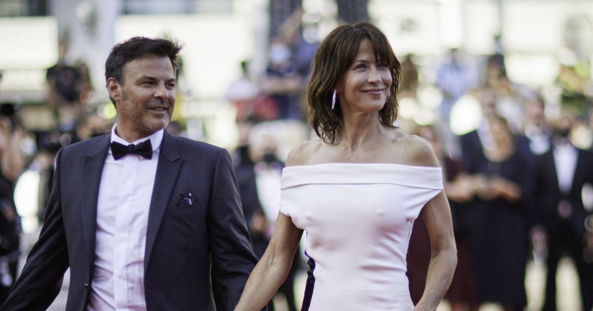 Sophie Marceau is eindelijk terug in Cannes: de actrice met een sensuele halslijn en een bodycon-jurk straalt