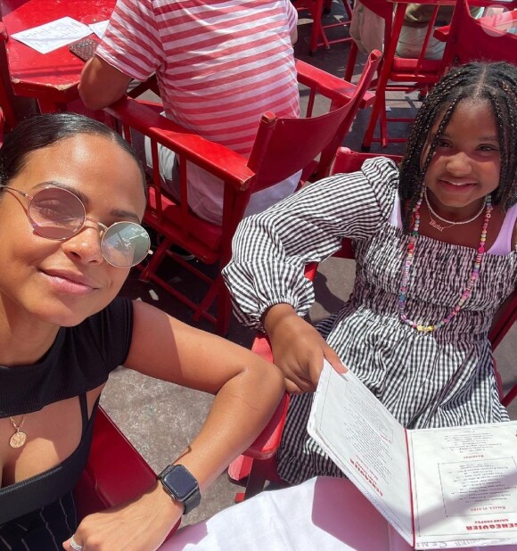 Christina Milian et sa fille Violet dans un restaurant au Port de St Tropez. Juillet 2021