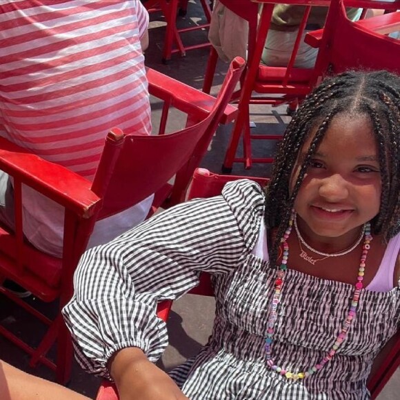 Christina Milian et sa fille Violet dans un restaurant au Port de St Tropez. Juillet 2021