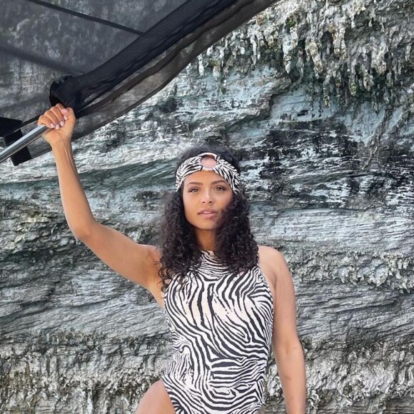 Christina Milian hisse les voiles en Corse.