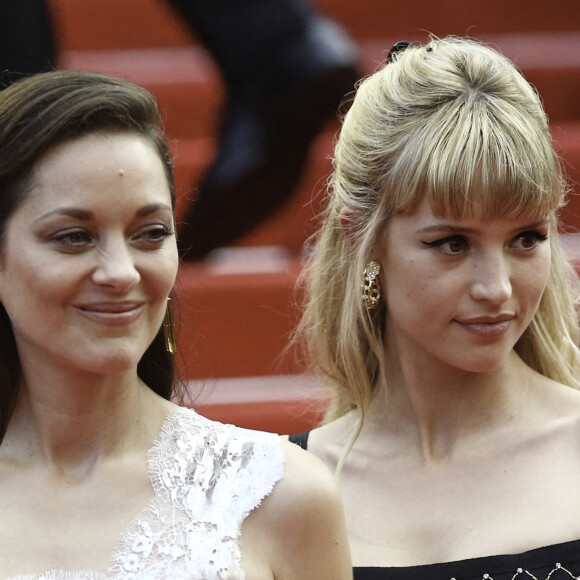 Marion Cotillard, Angèle - Montée des marches du film "Annette" - Cérémonie d'ouverture du 74e Festival de Cannes. Le 6 juillet 2021. © Borde-Jacovides-Moreau / Bestimage