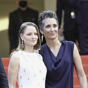 Jodie Foster et sa femme Alexandra Hedison - Montée des marches du film "Annette" - Cérémonie d'ouverture du 74e Festival de Cannes. Le 6 juillet 2021. © Borde-Jacovides-Moreau / Bestimage